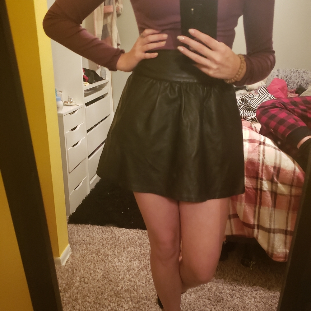 Leather mini skirt, pleated!